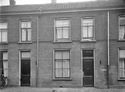 43357 Gezicht op de voorgevel van het huis Kogelstraat 18 te Utrecht.N.B. De straatnaam Kogelstraat is in 1956 ...
